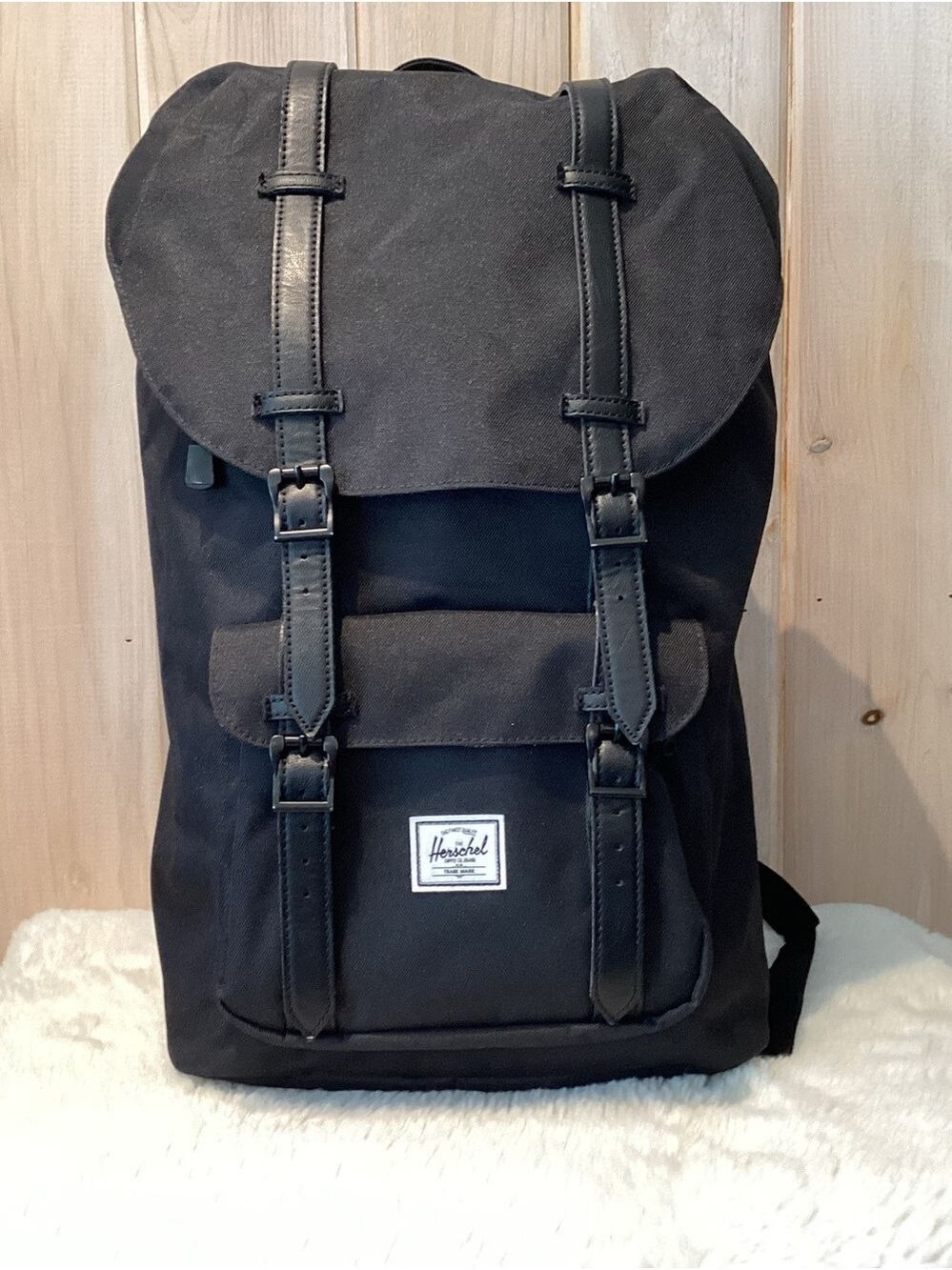 Herschel Little America Backpack with laptop sleeve - Picture 5 of 9